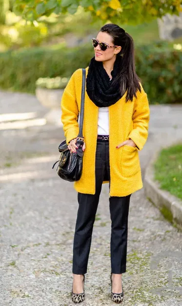 желтое пальто и черные брюки