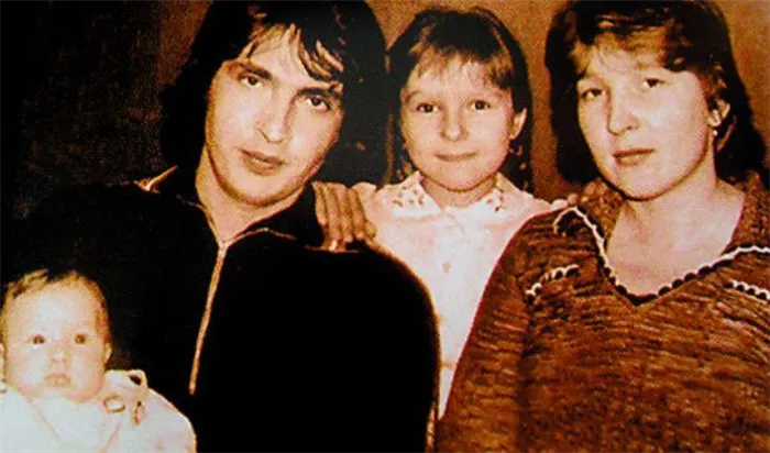 Евгений Плющенко с родителями и старшей сестрой