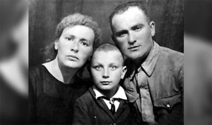 Михаил Жванецкий в детстве с родителями