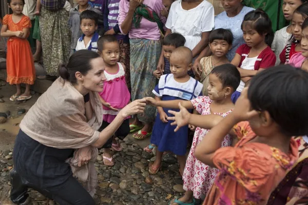 Джоли и благотворительность