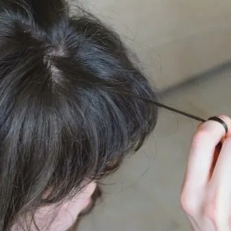 Прически с украшениями для волос: свадебные и повседневные. Как закрепить украшение на волосах 8