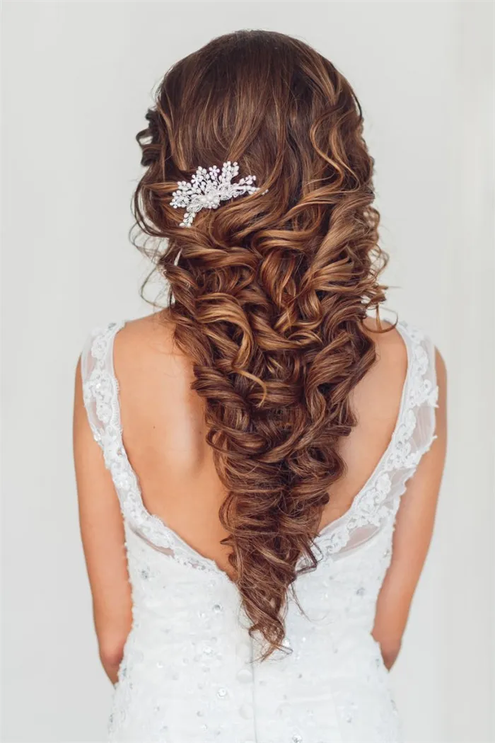 Прически с украшениями для волос: свадебные и повседневные. Как закрепить украшение на волосах 37