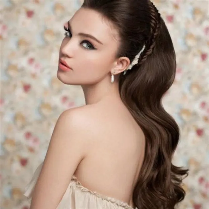 Прически с украшениями для волос: свадебные и повседневные. Как закрепить украшение на волосах 47