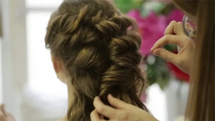 Прически с украшениями для волос: свадебные и повседневные. Как закрепить украшение на волосах 50