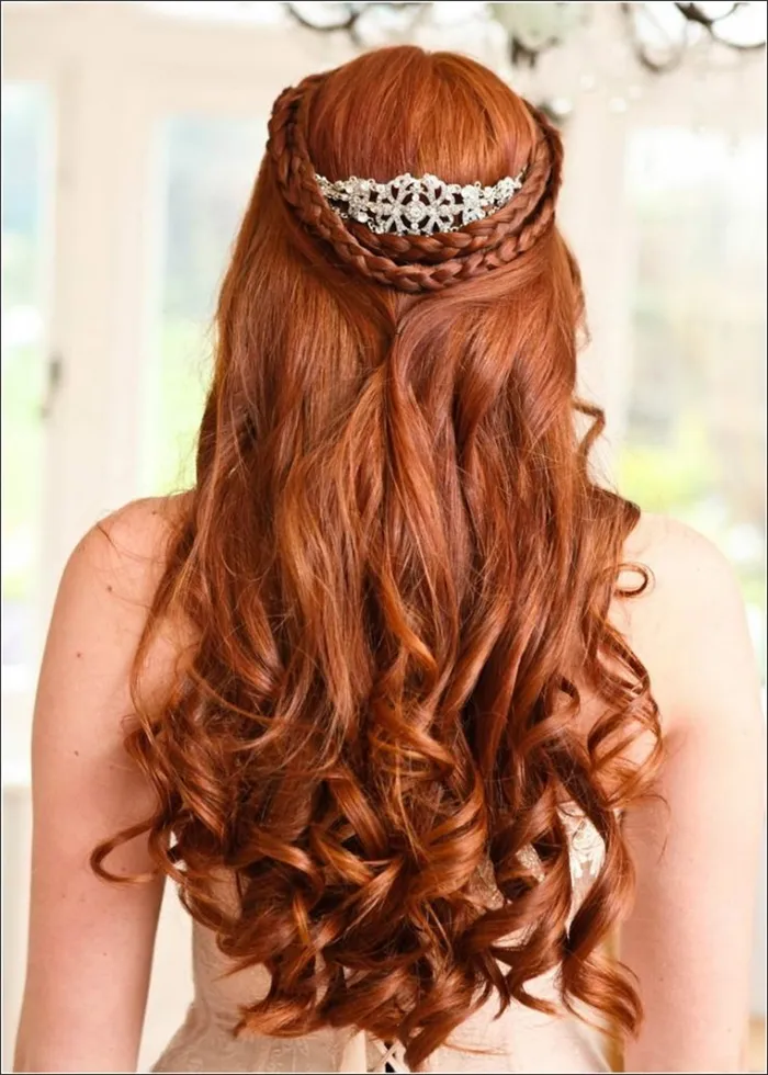 Прически с украшениями для волос: свадебные и повседневные. Как закрепить украшение на волосах 65