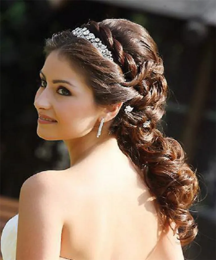 Прически с украшениями для волос: свадебные и повседневные. Как закрепить украшение на волосах 55