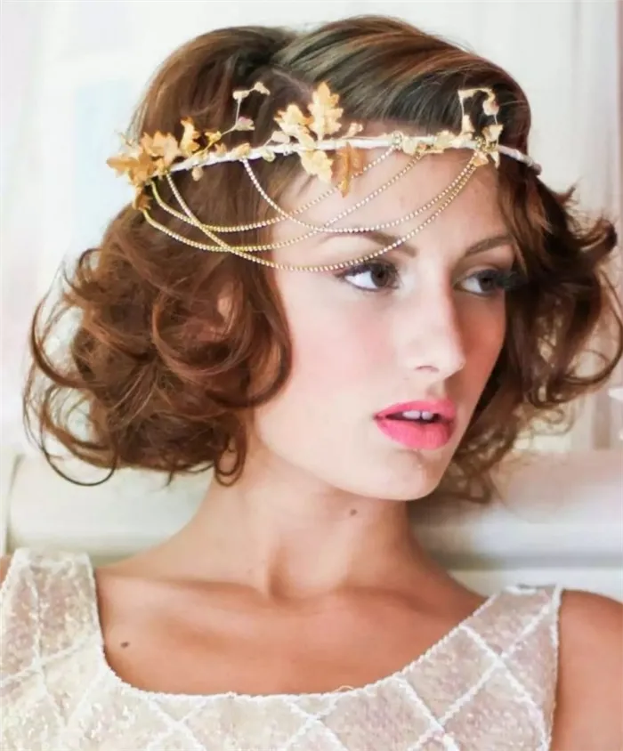 Прически с украшениями для волос: свадебные и повседневные. Как закрепить украшение на волосах 59