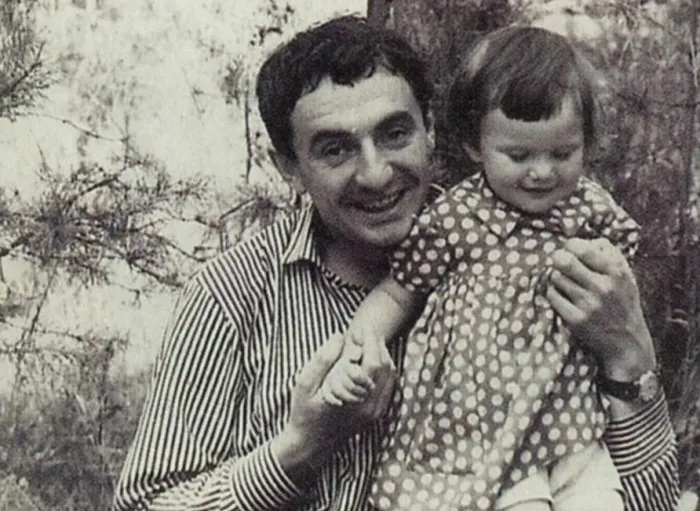 Александра Захарова в детстве с отцом. / Фото: www.yandex.net