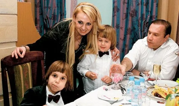 Яна Рудковская с мужем Виктором Батуриным и старшими сыновьями