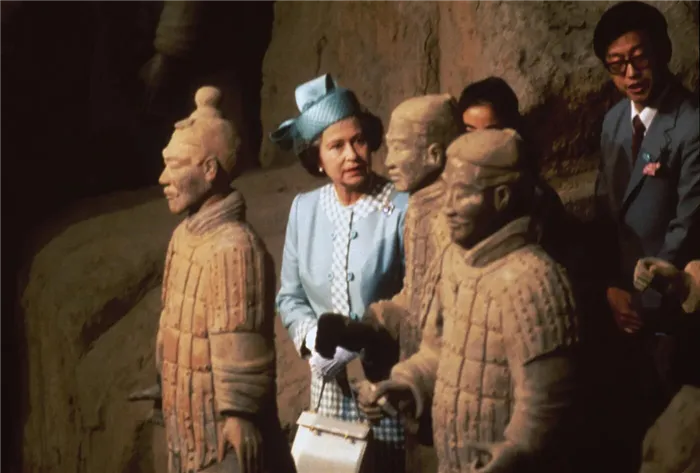 Королева Елизавета II осматривает некоторые статуи солдат терракотовой армии в Музее терракотовых воинов и лошадей Цинь Ши Хуана, провинция Шэньси, во время государственного визита в Китайскую Народную Республику, Китай, 1986 год