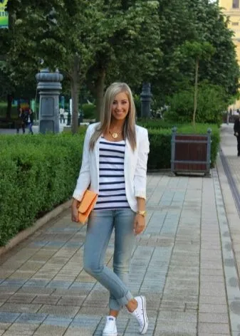 Женские луки с джинсами и пиджаком. Как носить джинсы с пиджаком женщинам 10