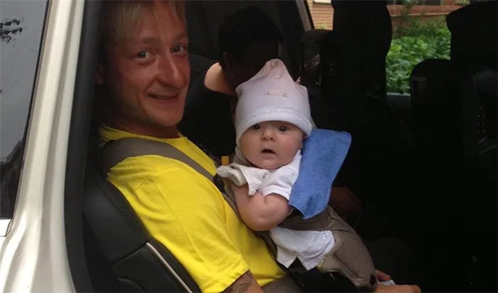 Саша Плющенко в младенчестве с отцом