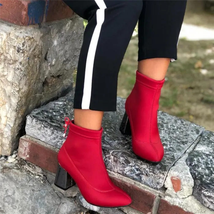 Красные ботинки - один из трендов сезона.
