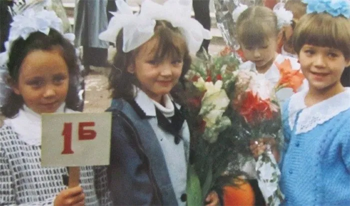 Лиза Туктамышева в детстве (слева)