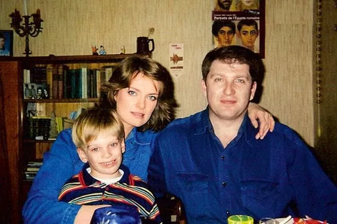 Ольга Копосова (в центре) с мамой и сестрой-близнцом