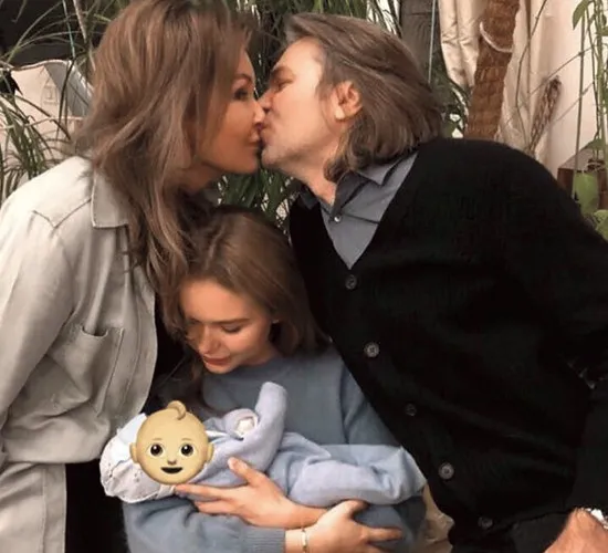 Елена, Дмитрий и их дочь Стеша не могут насмотреться на мальчика