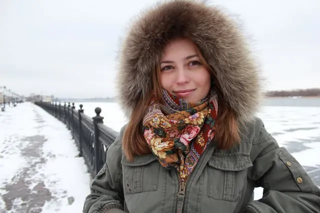 10 способов, как носить шарф зимой: с пальто, с пуховиком, с капюшоном. Как носить шарф с пуховиком 9