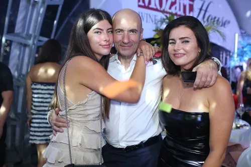 Игорь Крутой и две дочери 