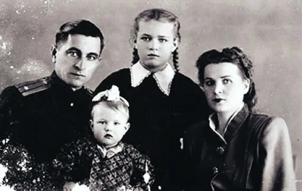 Людмила в детстве с родителями и сестрой