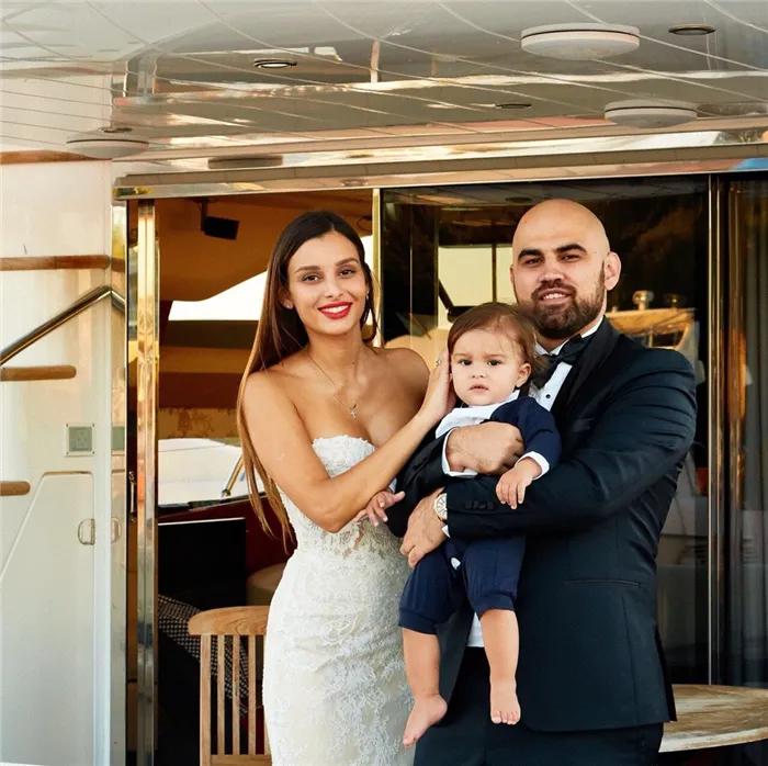 Артем Умрихин с женой и сыном