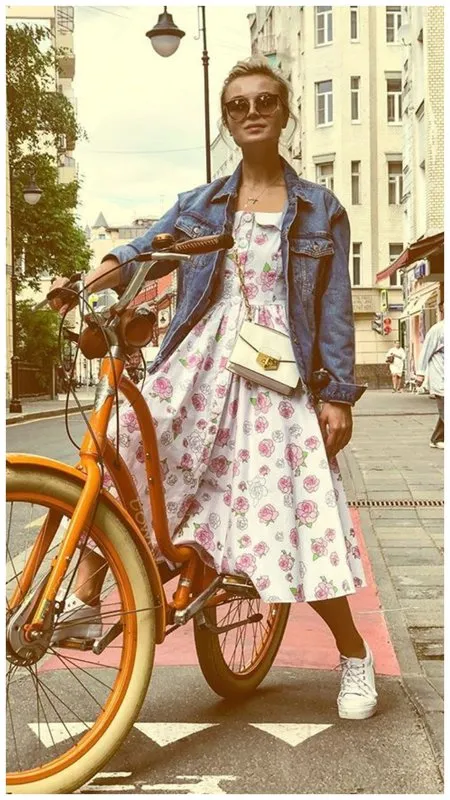 Гагарина на велосипеде в Париже