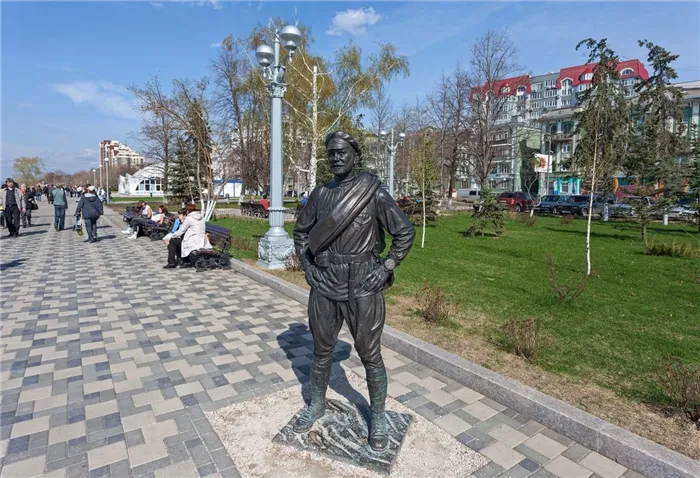 Памятник герою Анатолия Кузнецова товарищу Сухову в Самаре