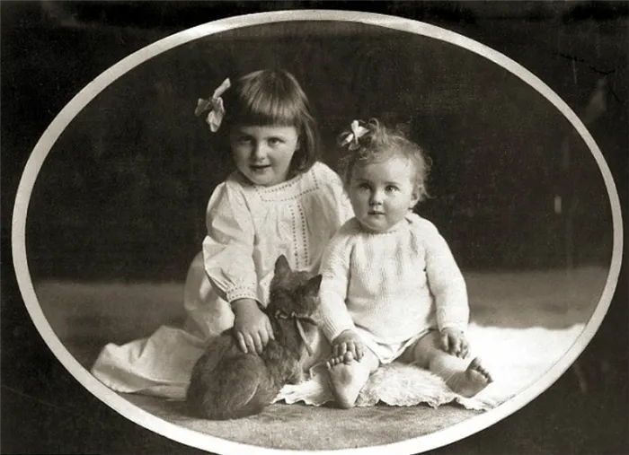 Ева (справа) и ее сестра Ильза, 1913 г.
