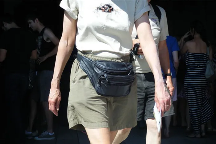 Заметная и стильная фанни-сумка. Изображение с Википедии.