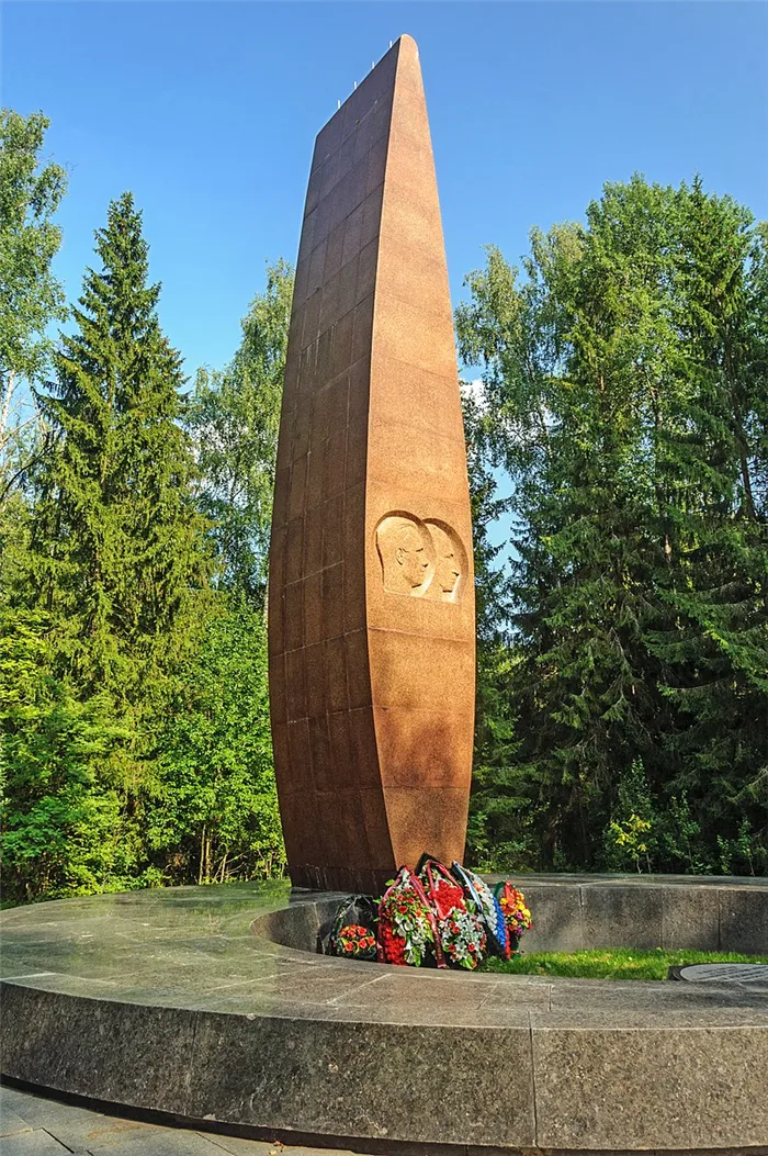 как погиб Гагарин: памятник