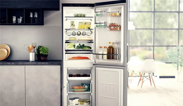 Фото узкого холодильника с открытой дверью на кухне