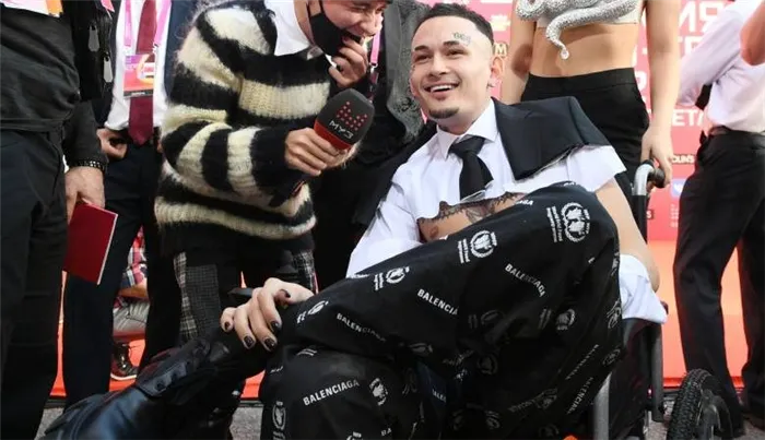 Моргенштерн прибыл на церемонию «МУЗ ТВ» в инвалидной коляске и устроил скандал. Почему Алишер на инвалидной коляске 2