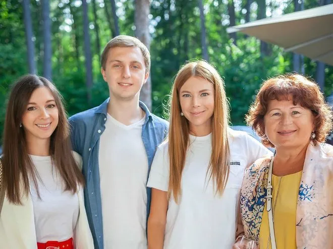 Не отличить: Наталья Подольская показала фото с сестрой-двойняшкой, мамой и младшим братом. Подольская наталья сколько сестер и братьев 4