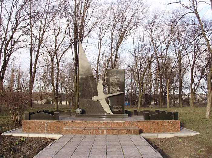 Памятник футбольной команде «Пахтакор», погибшей в авиакатастрофе 11 августа 1979 года. Днепропетровская область, Украина. Фото: wikipedia.org