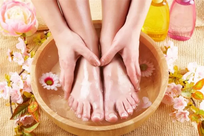 Распаривание кожи ног в теплой ванночке