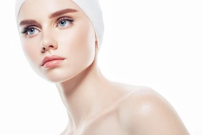 Без шелушения и жирного блеска: 10 лучших тональных кремов для проблемной кожи