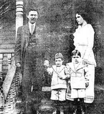 Бобби Данвар с родителями и братом