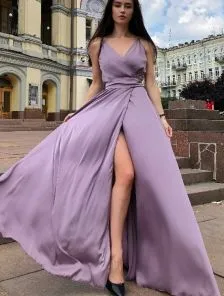 Нарядное длинное сиреневое шелковое платье