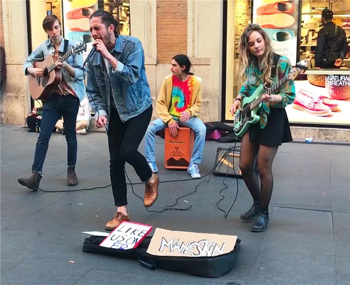Итальянская рок-группа Måneskin выступает на улицах Рима, 2016