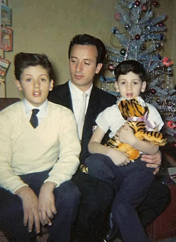 На фото: первый муж Джеки Сталлоне с сыновьями