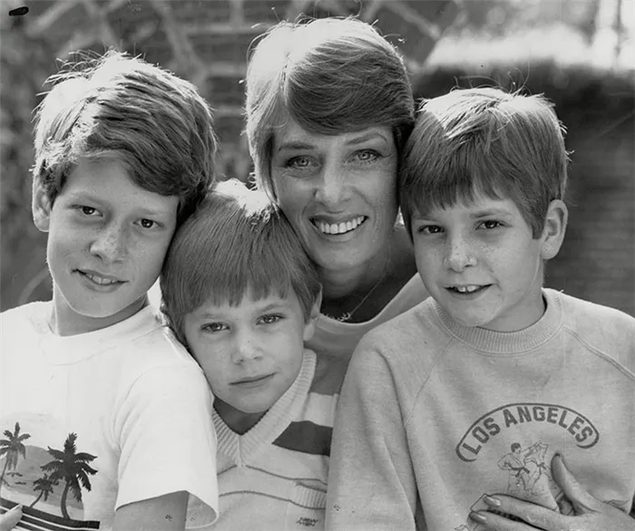 Ким (Гроув) со своими сыновьями