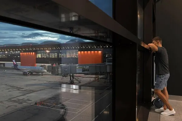 Пассажир в зале ожидания терминала B международного аэропорта Шереметьево