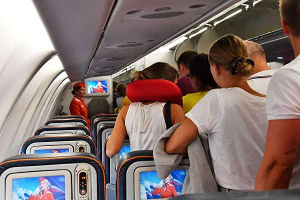 Пассажиры выходят из самолета авиакомпании Аэрофлот