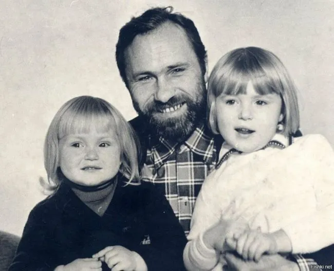 Ольга и Маша с отцом Василием Шукшиным