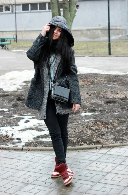 Девушка в кроссовках и пальто