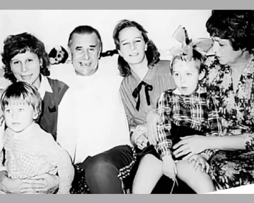 Лев Иванович и Валентина Тимофеевна с дочерьми и внуками Натальей и Василием