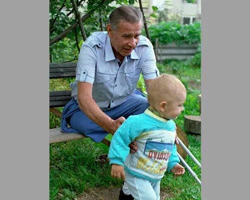 Лев Иванович Яшин с внуком Васей