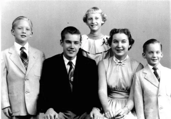 Дональд Трамп (крайний слева) с братьями и сестрами