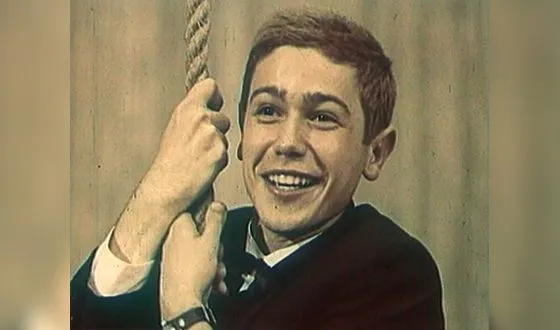 Евгений Петросян во время программы «В жизни раз бывает 18 лет» (1962)