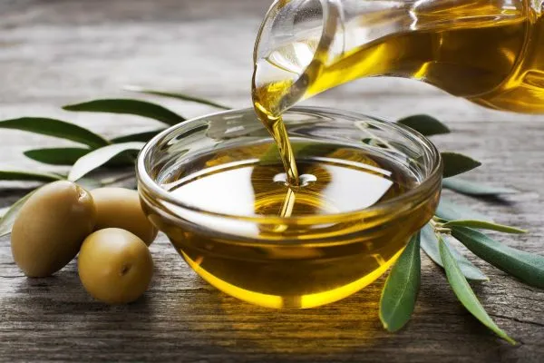Оливковое масло в прозрачной пиале