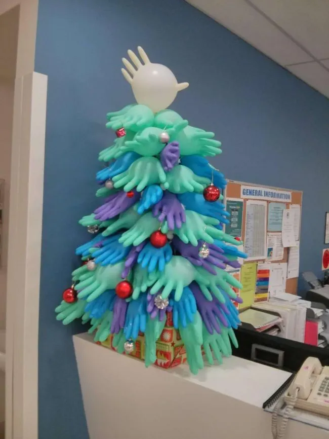 Новогодняя елка из медицинских перчаток подойдет для украшения медицинского офиса или больницы